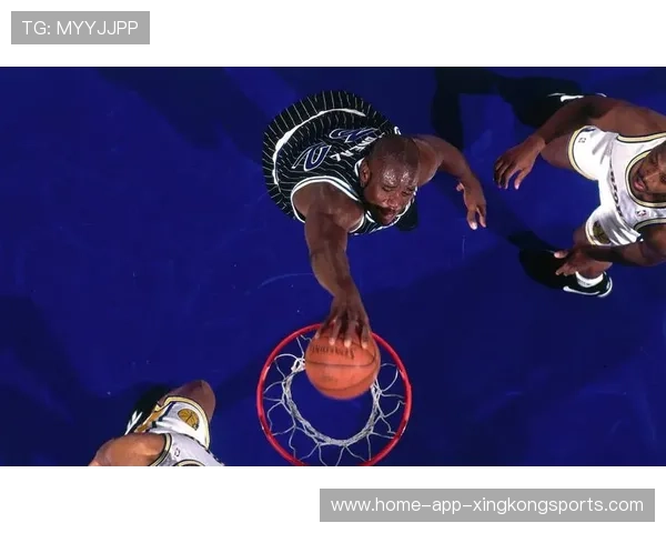 奥尼尔现场暴扣把篮板扣弯,全馆爆笑