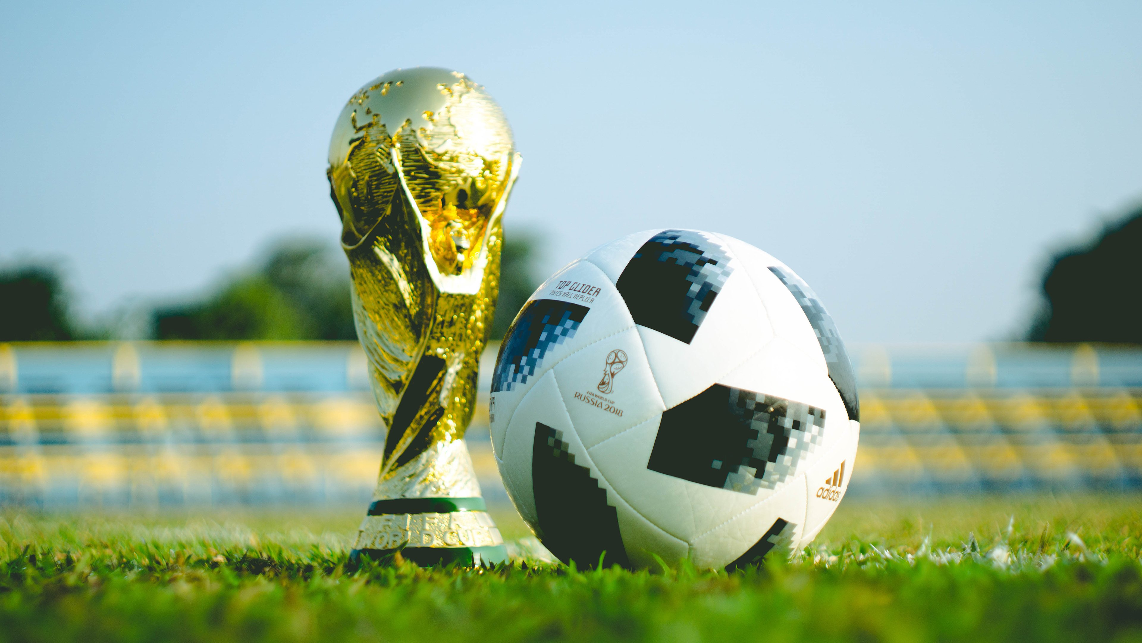 马拉松赛道一位大叔举牌：“如果你看到这块牌，你已经比昨天的自己更强”